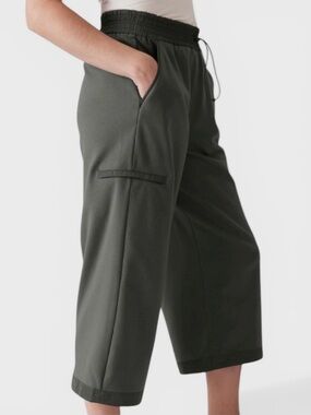 402 Athleta Hybrid Triumph Green Wide Leg Capri Pants with Pockets